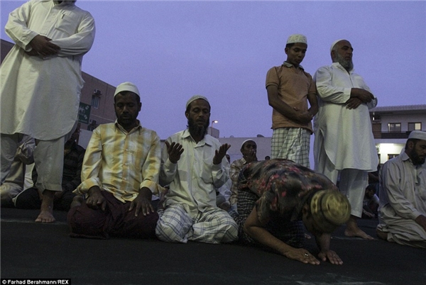 
 Những người công nhân Hồi giáo cầu nguyện vào ban đêm. (Ảnh: Farhad Berahman)