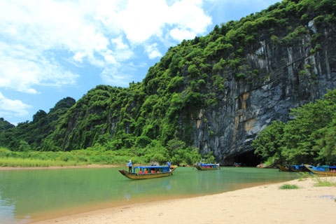 Vị khách hãy được đón tiếp để khám phá các danh lam thắng cảnh Việt Nam qua những bức hình tuyệt vời này. Cảnh quan thiên nhiên tuyệt đẹp sẽ đem lại cho bạn sự bình yên và thư thái mà không giới hạn.