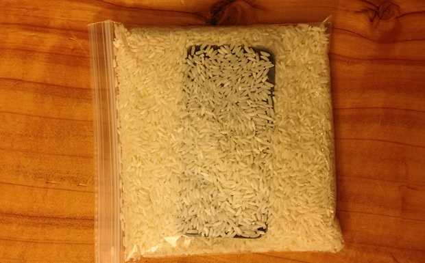
Một túi gạo là những gì bạn cần để hút ẩn iPhone. (Ảnh: Internet)