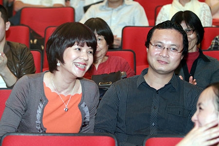 
Một trong số ít lần MC Diễm Quỳnh xuất hiện cùng chồng trước báo chí. (Ảnh :Internet)