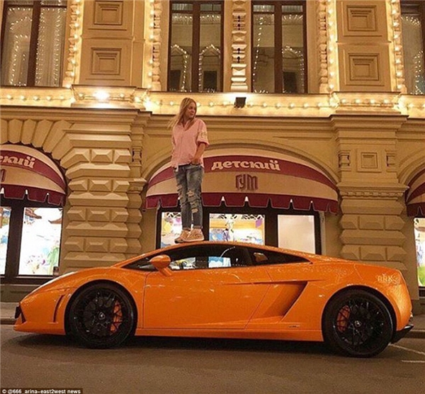 
Giới con nhà giàu Nga rất ưa chuộng “mốt” leo lên siêu xe chụp ảnh như thế này. (Ảnh: Daily Mail)