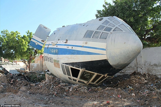 
Mảnh vỡ của chiếc máy bay bị bắn hạ và đã giết chết 11 người hơn 8 năm trước vẫn còn nằm trên đường.
