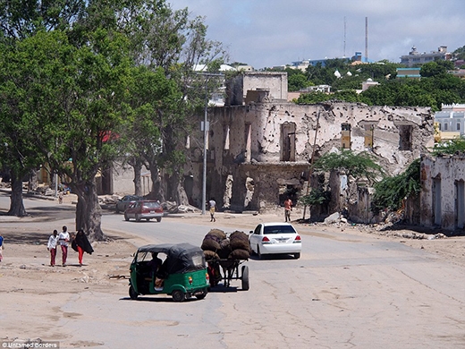 
Thành phố ở Somali cực kì hoang tàn và rất ít phương tiện giao thông, đa phần ở đây người dân chủ yếu đi bộ.