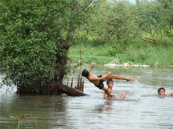 
Niềm vui được tắm sông của trẻ con miền nông thôn. (Ảnh Internet)