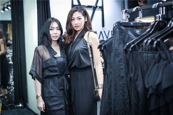 
Á hậu 2012 đội mưa đến tham dự sự kiện khai trương cửa hàng thời trang của NTK Trang Trang Trần.