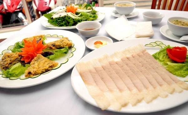 Ẩm thực Đà Nẵng - "Phát nghiện" với món bánh tráng cuốn thịt heo hai đầu da ở Đà Nẵng
