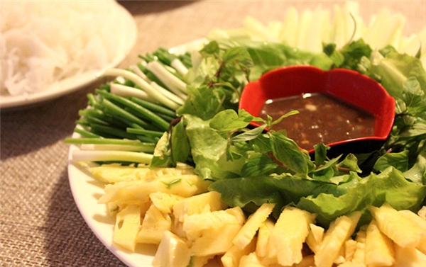 Ẩm thực Đà Nẵng - "Phát nghiện" với món bánh tráng cuốn thịt heo hai đầu da ở Đà Nẵng