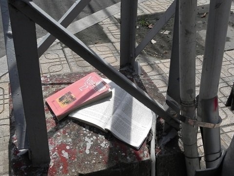 
Quyển sách Ngữ văn 12 bị vứt chỏng chơ bên cột điện sau kì thi tuyển sinh Đại học - Cao đẳng năm 2012. (Ảnh: Internet)