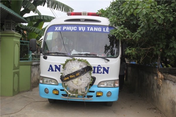 
Chiều 3/7, chiếc xe tang đã đưa thi thể em Phan Thị Hải về quê nhà ở xóm 9, xã Hội Sơn (Anh Sơn, Nghệ An). Ảnh: Internet