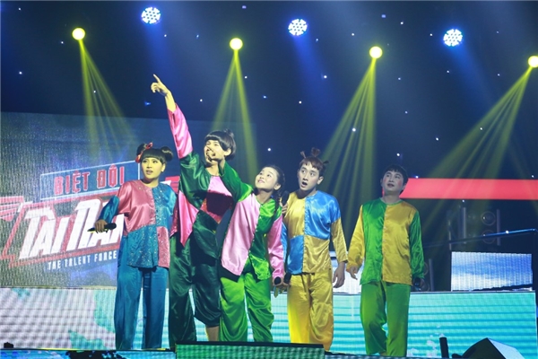 
Ở tiết mục thứ hai mang tên Thằng Cuội, Hương Lúa đã đưa khán giả trở về tuổi thơ với những trò chơi dân gian quen thuộc, góp phần giúp đội về vị trí thứ ba.