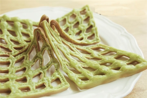 
Đây thực chất là một chiếc bánh pancake được biến tấu một chút, nhưng vị thơm từ lá dứa sẽ làm thực khách nhớ mãi. (Ảnh: Instagram)