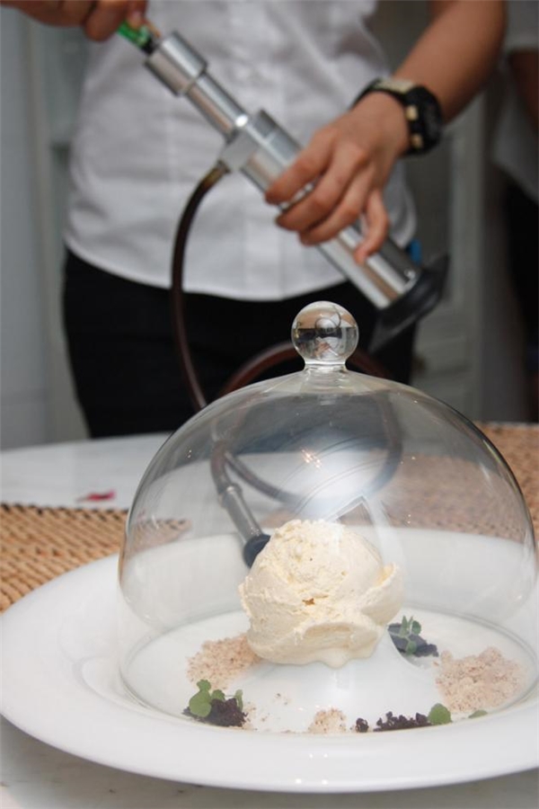 
Kem từ khí ni-tơ lỏng đã “xưa” rồi, bây giờ người Thái nâng tầm món tráng miệng với kem “xông khói” cực lạ đây! Kem được tạo bằng cách bơm khói vào một lồng kính được đậy kín. (Ảnh: Instagram)