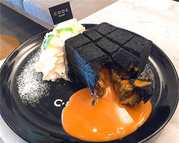 
Bên trong chiếc bánh đen này là một dòng sốt trứng đặc biệt, sẽ tuôn trào tựa dung nham khi bạn cắt bánh. (Ảnh: Instagram)