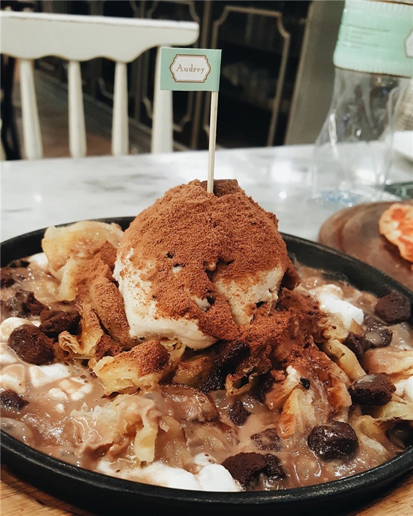 
Marshmallow nấu chảy, sốt socola, kem vanilla thơm ngon… là những gì bạn có thể tìm thấy trong “núi” Milo Sizzling Roti này. Cam đoan rằng bạn sẽ “bất chấp” cân nặng để thử món tráng miệng hấp dẫn này thôi. (Ảnh: Instagram)