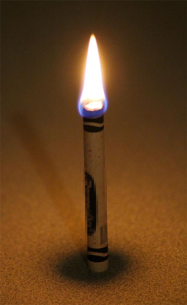 
Bạn có biết bút sáp màu có thể thay thế cho nến? Đầu tiên hãy bẻ đầu nhọn của cây bút để sao cho phần giấy lòi ra ngoài. Sau đó châm lửa vào phần giấy này, cây bút sẽ bắt đầu cháy như nến.