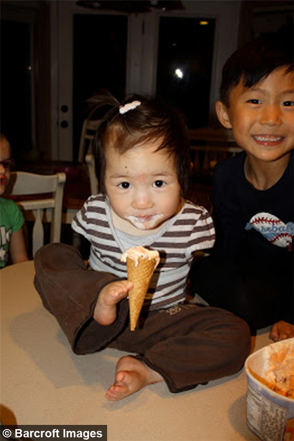 
Cảnh Sophie ăn kem trong lần đầu trông thấy của ba mẹ nuôi.