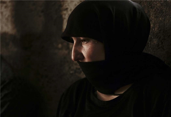 
Một người phụ nữ Yazidi có chồng bị giết hại và con gái bị bắt cóc làm nô lệ phục vụ các chủ nhân trong cuộc mua bán.