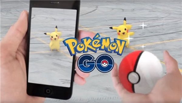 
Đi bắt Pokémon GO bằng điện thoại. (Ảnh: internet)