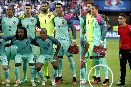 
Ronaldo nhón chân để "ăn gian" chiều cao. (Ảnh: internet)