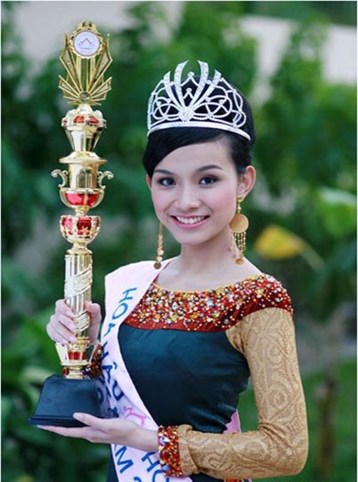 
Năm 2008, Thùy Lâm bất ngờ đăng quang tại cuộc thi Hoa hậu Hoàn vũ Việt Nam, sau đó, cô còn đại diện Việt Nam tham dự Hoa hậu Hoàn vũ thế giới và dừng lại ở Top 15. - Tin sao Viet - Tin tuc sao Viet - Scandal sao Viet - Tin tuc cua Sao - Tin cua Sao