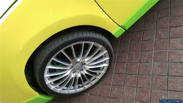 
Ở phía đuôi xe, gần như toàn bộ thiết kế của Veyron được bê lên Honda Accord từ cản sau, đèn hậu cho đến khoang động cơ. Thậm chí, khu vực cánh gió cũng được tạo hình với đường cắt tương tự. (Ảnh: internet)