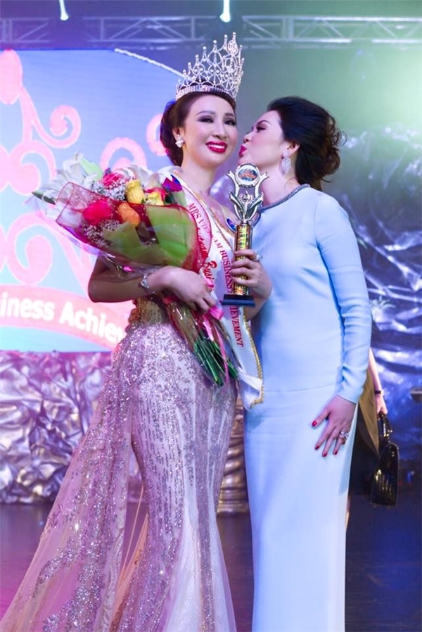 
Doanh nhân Vũ Thúy Nga cũng rơi vào trường hợp tương tự khi tự ý dự thi Hoa hậu Doanh nhân thành đạt toàn cầu tại Mỹ. Sau khi đăng quang, bà Vũ Thúy Nga trở về Việt Nam tổ chức tiệc mừng và công bố danh hiệu.