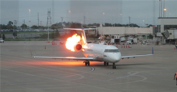 
2. Nếu một máy bay bốc cháy, bạn có 90 giây để thoát hiểm: Thực tế cho thấy chỉ cần 90 giây cho một ngọn lửa có thể tiêu hủy máy bay và tất cả mọi người trong đó thông qua sự đốt cháy thân nhôm máy bay. Do đó, bạn chỉ có 90 giây để tự cứu mình khi gặp tại nạn máy bay.