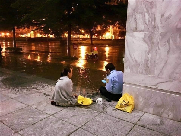 
Tình cờ trú mưa tại kí túc xá Đại học Quốc Gia TP. Hồ Chí Minh bắt gặp hình ảnh có người mang cơm ra tận bến xe cho các bác tài. Cuộc sống không cần lúc nào cũng thật nhiều tiền, chỉ mong yêu thương luôn đong đầy. (Ảnh: Trần Quốc Tín)