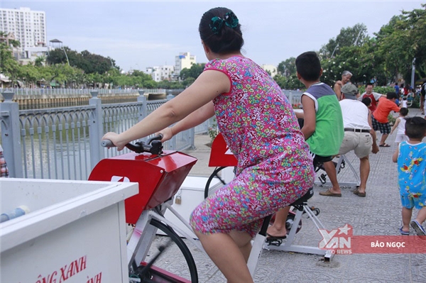 
So với những máy tập thể dục được lắp đặt trước đó tại Hồ Hoàn Kiếm - Hà Nội thì chiếc máy này có nhiều cải tiến hơn: máy vận hành như một chiếc xe đạp thông thường, người tập chỉ cần ngồi lên yên và đạp theo chiều kim đồng hồ hệt như những máy tập thể dục tại các phòng gym.