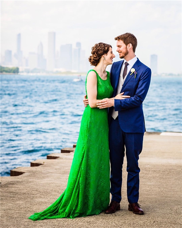 
Chiếc đầm đơn giản với tông xanh lá cây giúp tôn nước da trắng của cô dâu. (Ảnh: Instagram)
