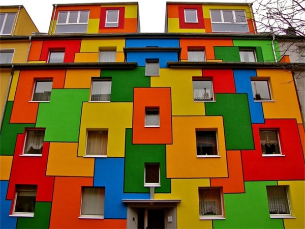 
Ngôi nhà màu sắc ở thành phố Nippes, Đức không chỉ có nhiều màu mà còn… lắm cửa sổ. (Ảnh: Internet)