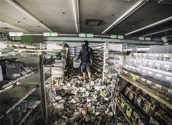 
Ảnh chụp nhà nhiếp ảnh trong một siêu thị đổ nát.