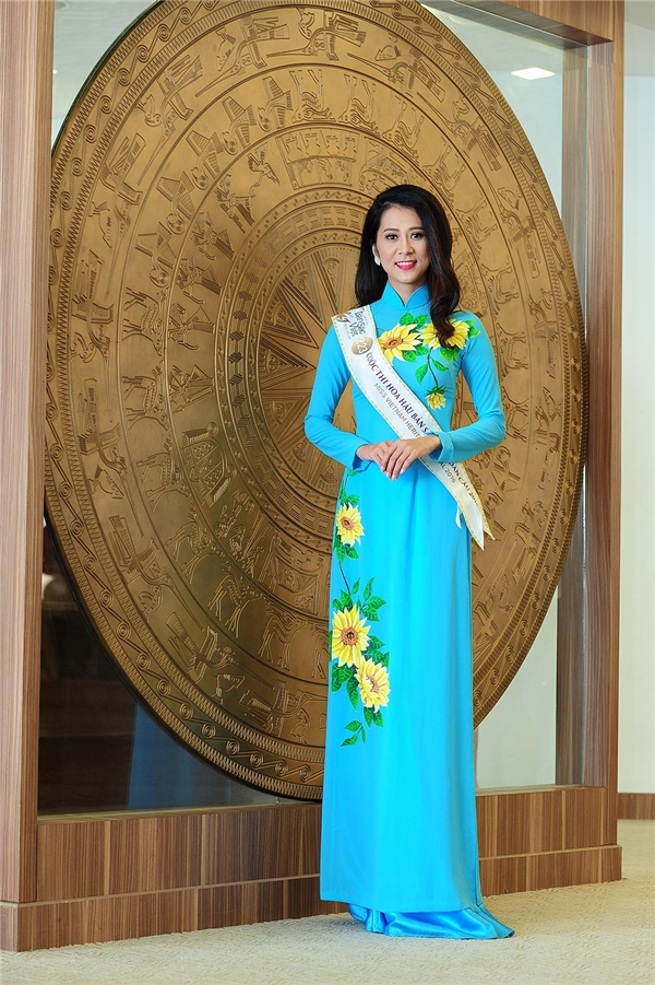 Thí sinh HH Bản Sắc Việt khoe dáng mềm mại với trang phục dạ hội