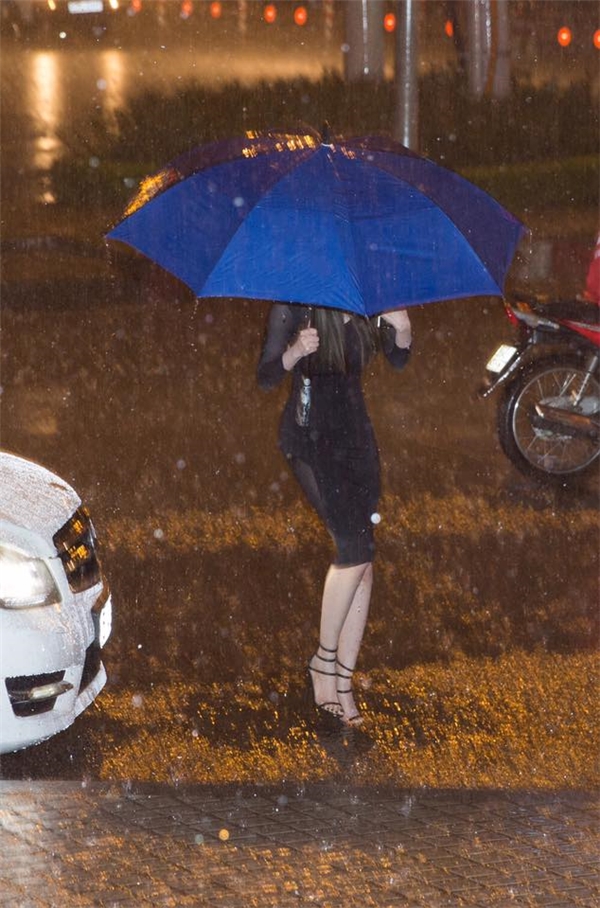 
Chiều tối qua, trời Sài Gòn đã đổ một trận mưa khá to, tuy nhiên bất chấp thời tiết không thuận lợi, Elly Trần vẫn đội mưa đến tham sự chương trình.  - Tin sao Viet - Tin tuc sao Viet - Scandal sao Viet - Tin tuc cua Sao - Tin cua Sao