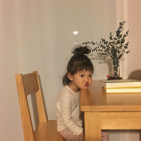 Các biểu cảm đáng yêu trên gương mặt bé gái Hàn Quốc trong hình ảnh này chắc chắn sẽ khiến bạn cảm thấy thích thú và có nụ cười trên môi. Bằng cách này, bạn có thể cảm nhận được sự trong sáng và tinh nghịch của trẻ em.