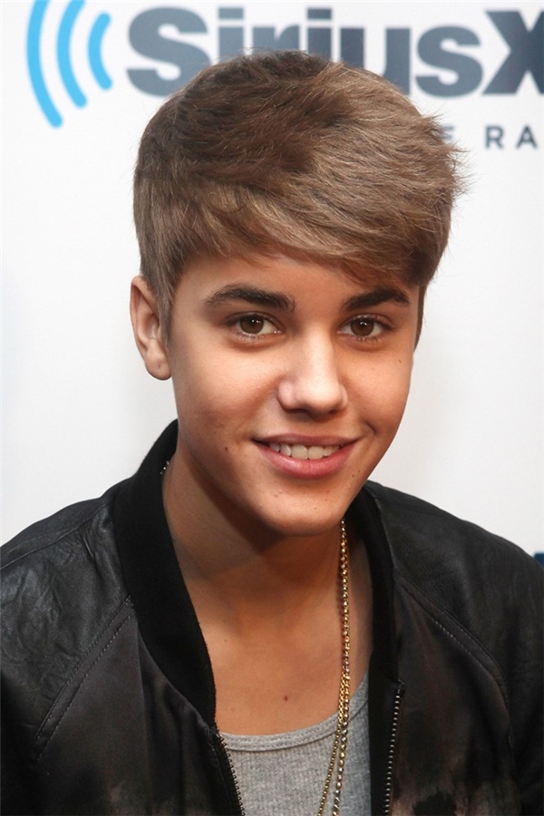 
8/2011 - 6/2012, anh chàng ca sĩ này quyết định thay đổi hình tượng tóc dài "baby". Chỉ cần tỉa ngắn đi mái tóc dày nóng nực, che khuất gần hết những đường nét đẹp trên khuôn mặt, Justin dần lộ ra sự nam tính của một chàng trai mới lớn. (Ảnh Internet)