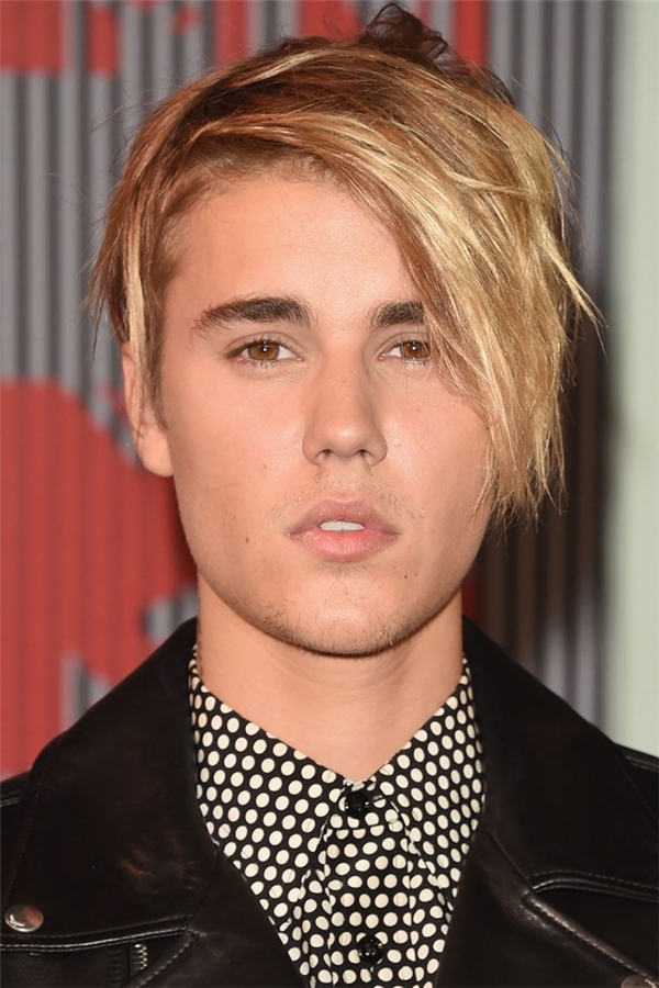 
3/2015, suốt nhiều năm để tóc ngắn, cuối cùng Justin cũng quyết định thử nghiệm với tóc dài, nhưng có vẻ nó không hợp cho lắm thì phải. (Ảnh Internet)