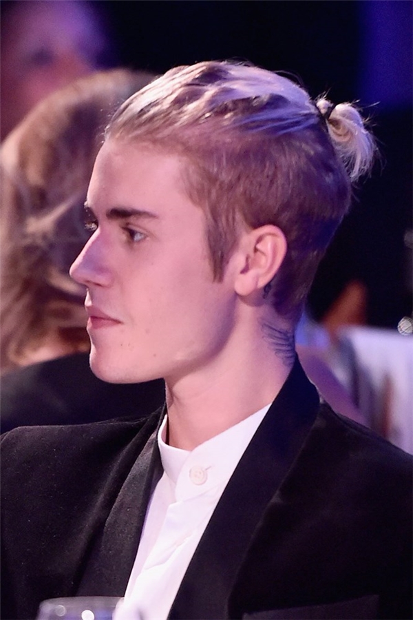 
1/2016, thậm chí vào đầu năm nay Justin còn quyết định "thử sức" với trào lưu búi tóc cho nam giới, nhưng có vẻ không được hưởng ứng cho lắm. (Ảnh Internet)
