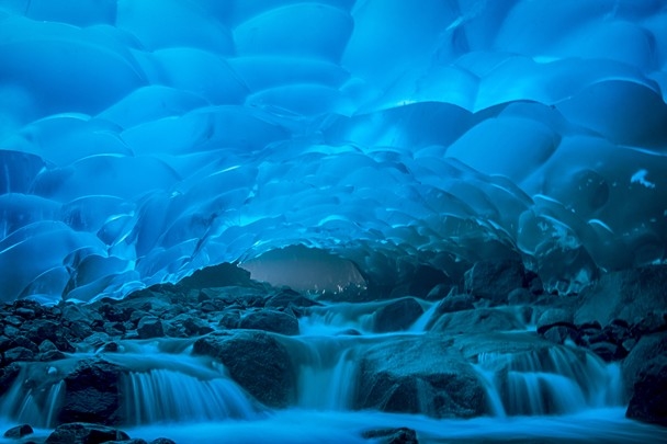 
Những hang băng tuyệt đẹp này nằm trong sông băng Mendenhall dài 19 km ở thung lũng Mendenhall và chỉ có thể đến được bằng thuyền. Tuy nhiên, một nghiên cứu gần đây cho biết, sông băng đã bị rút ngắn hơn 3 km tính từ năm 1958 do hiện tượng ấm lên toàn cầu.