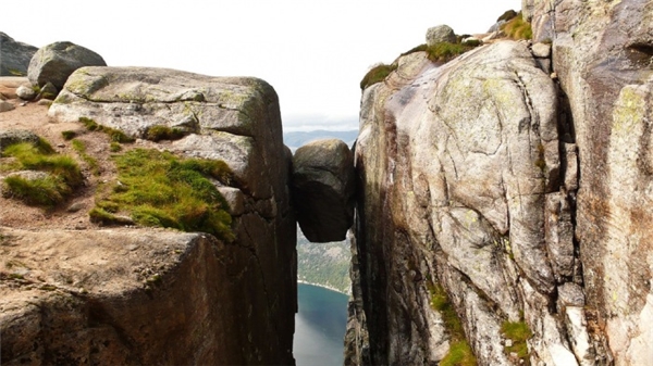 
Nằm ở núi Kjerag, Rogaland, tảng đá độc đáo Kjeragbolten kẹt giữa 2 vách đá là điểm du lịch nổi tiếng ở độ cao 984 m so với mặt đất. Để đặt chân lên tảng đá chênh vênh này, du khách phải xếp hàng nhiều giờ liền do có rất nhiều người đến đây để thử cảm giác mạnh.