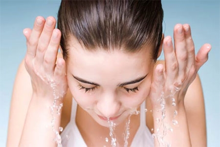 
Rửa mắt với nước ấm giúp cho mắt thư giãn.