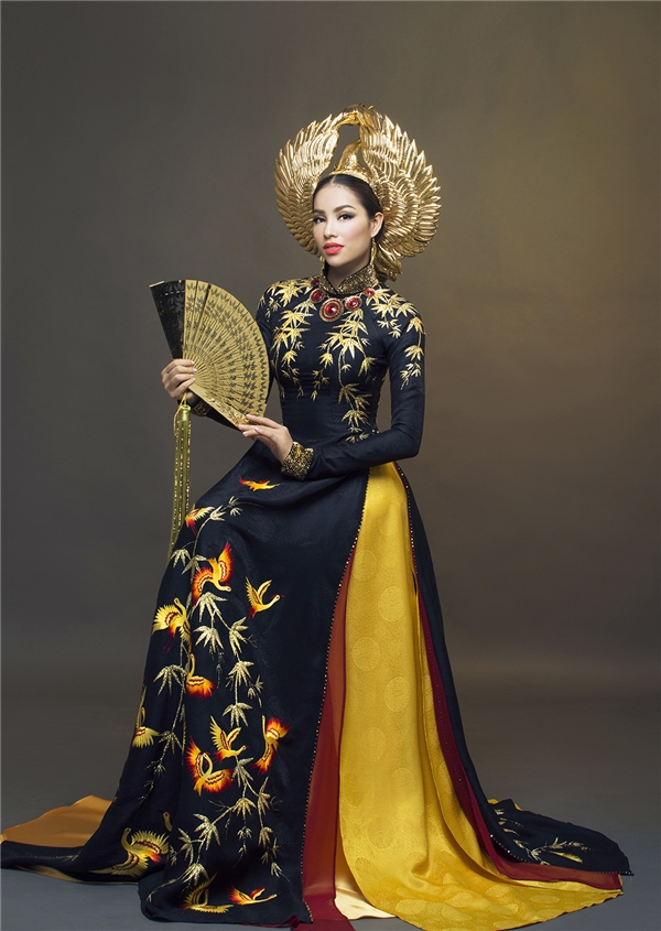 
Trang phục truyền thống của Phạm Hương.