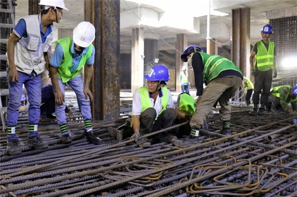 
Các kĩ sư người Nhật đang chỉ đạo công nhân thực hiện công việc quan trắc môi trường tầng hầm. (Ảnh: internet)