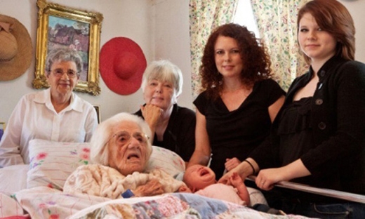 
6 thế hệ cùng có mặt trong một tấm ảnh. Dường như vẫn chưa muộn cho người bà 111 tuổi này có thêm vài đứa chắt nữa.