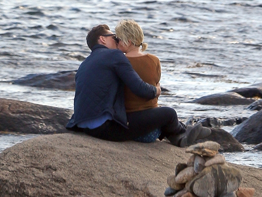Giữa tâm bão bị tố giả tạo, Tom Hiddleston luôn ở bên an ủi Taylor