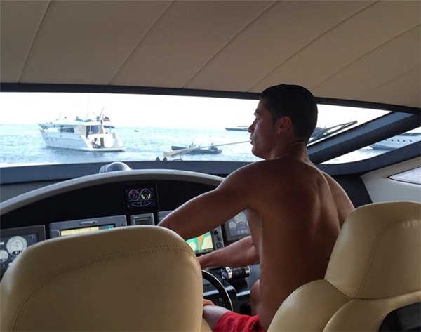 
Trong bức ảnh gần nhất đăng tải lên tài khoản mạng xã hội Instagram, Cristiano Ronaldo cầm lái chiếc du thuyền sang trọng MY Asciari với dòng chú thích "Cristiano Captain" - " Thuyền trưởng Cristiano". Đây là chiếc du thuyền CR7 thuê với giá 90.000 euro một tuần để cùng gia đình và bạn bè tận hưởng kỳ nghỉ tại chuỗi quần đảo Ibiza, Formentera (Tây Ban Nha). (Ảnh: internet)