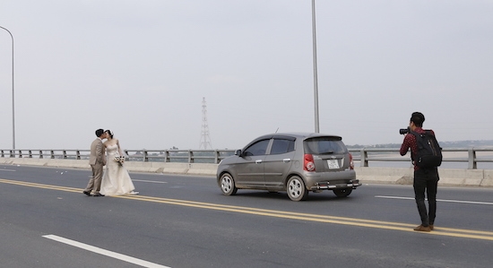 
Trước đó, một cặp đôi trẻ khác cũng từng chụp hình giữa cầu Vĩnh Thịnh - Sơn Tây. (Ảnh: Internet)