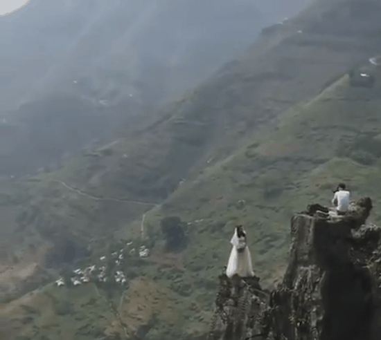 
Để có bức hình đẹp, cô dâu đã phải leo ra mỏm đá vô cùng nguy hiểm. (Ảnh: Internet)