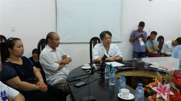 
Cuộc gặp gỡ giữa phía bệnh viện và báo chí sáng 20/7. Ông Trần Bình Giang, phó giám đốc Bệnh viện Việt Đức - áo trắng ở giữa ảnh, ngồi bên cạnh là anh trai bệnh nhân. (Ảnh: Thúy Anh)