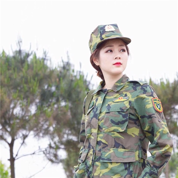 Sự thật về nữ quân nhân xinh đẹp đang khiến 